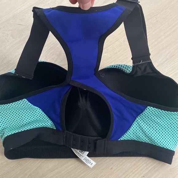 Victoria Sport - Sports Bra - 34DD - Picture 5 of 10